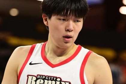 开云App-关键2+1杀死比赛！杨瀚森轰18+7完美收官